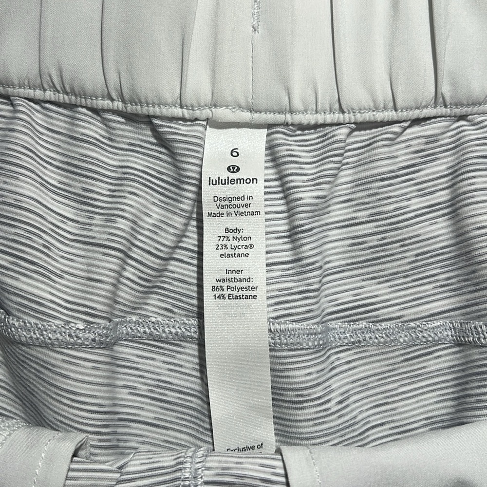 Lululemon On The Fly Short 2.5" Size 6 - Picture 3 of 9